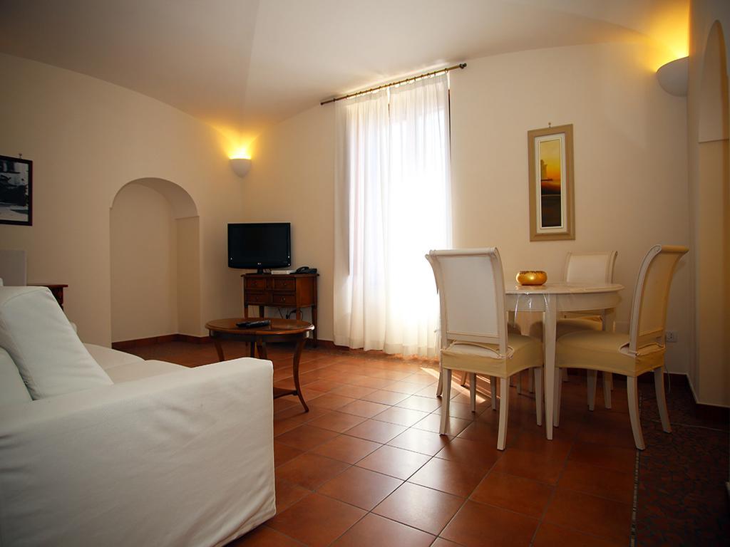 Palazzo Iaquinto Apartment ซานตามาเรีย ดิ กาสเตลลาบาเต ภายนอก รูปภาพ