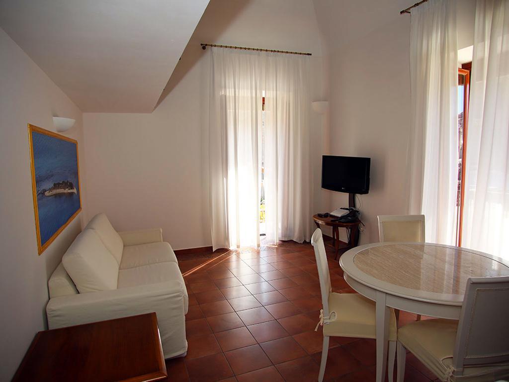 Palazzo Iaquinto Apartment ซานตามาเรีย ดิ กาสเตลลาบาเต ภายนอก รูปภาพ