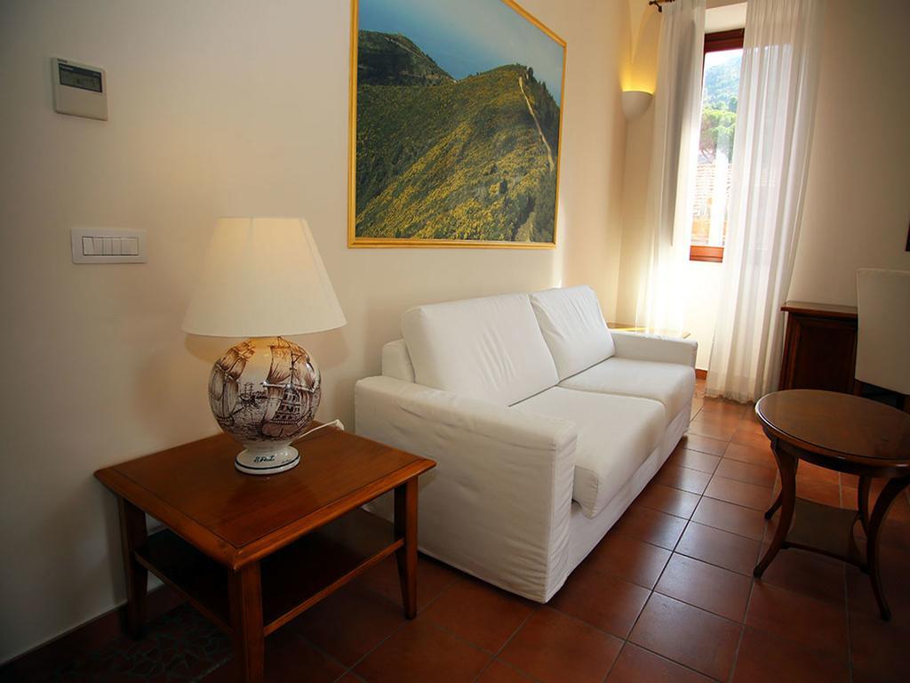 Palazzo Iaquinto Apartment ซานตามาเรีย ดิ กาสเตลลาบาเต ภายนอก รูปภาพ