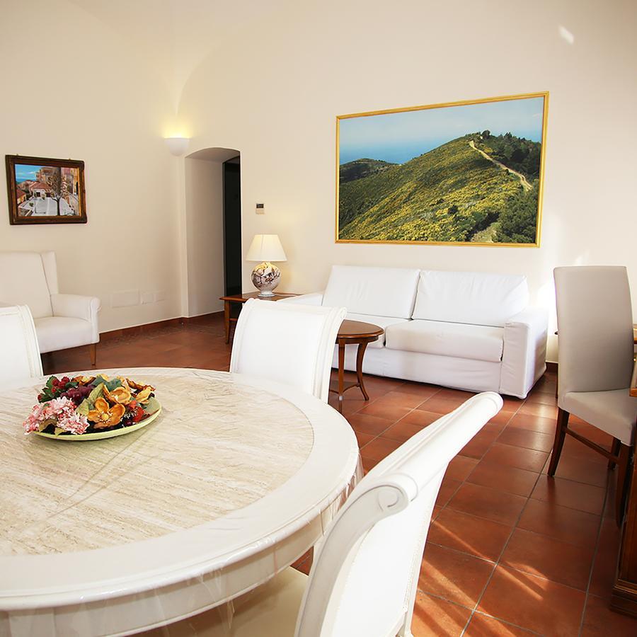 Palazzo Iaquinto Apartment ซานตามาเรีย ดิ กาสเตลลาบาเต ภายนอก รูปภาพ