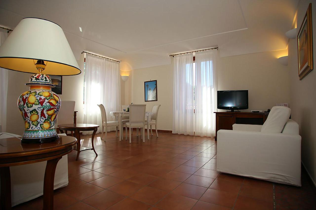 Palazzo Iaquinto Apartment ซานตามาเรีย ดิ กาสเตลลาบาเต ภายนอก รูปภาพ